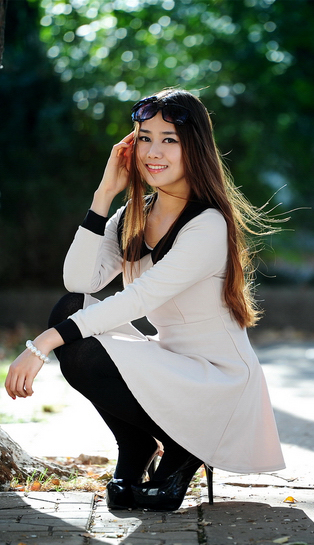 宜昌美女远赴慕里黑，竟然被德国男人的啤酒不知不觉灌了个大醉