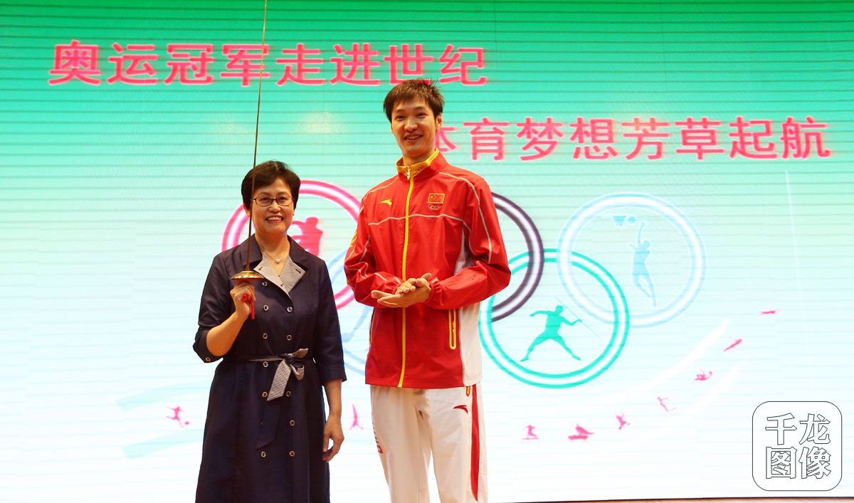 奥运冠军雷声走进世纪小学亲自指导学生练习击剑