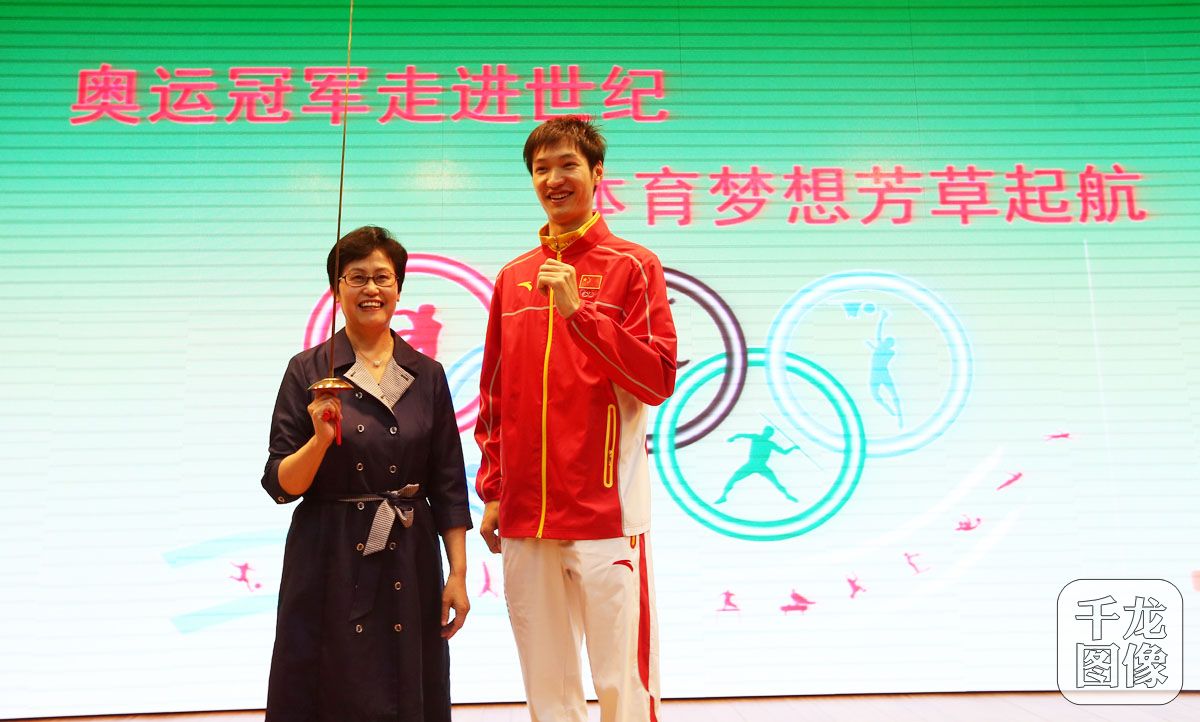 奥运冠军雷声走进世纪小学亲自指导学生练习击剑