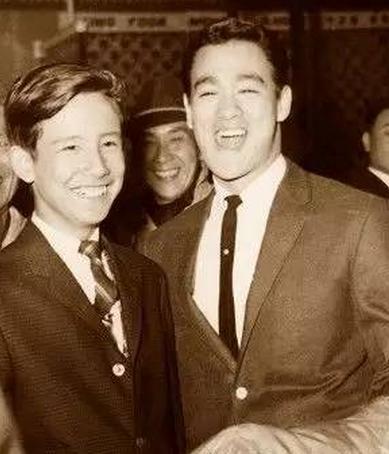 李小龙曾是“猩猩王”，女友众多，把弟踢到休克，其弟要全盘否定