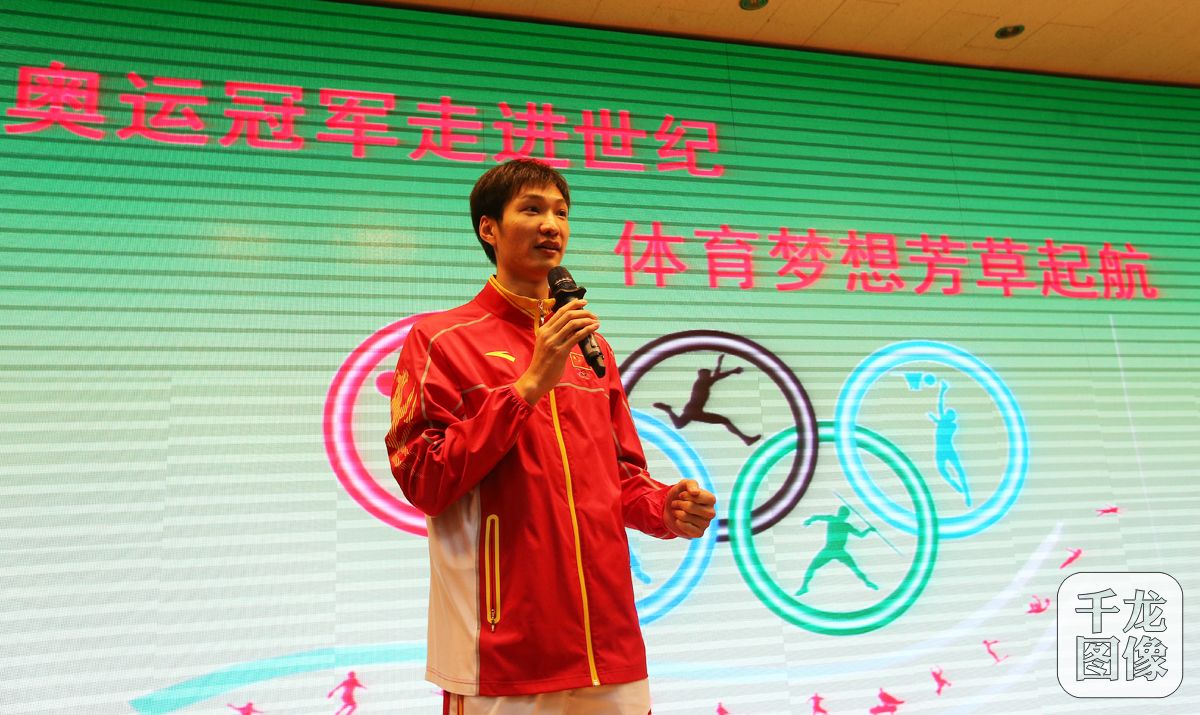 奥运冠军雷声走进世纪小学亲自指导学生练习击剑