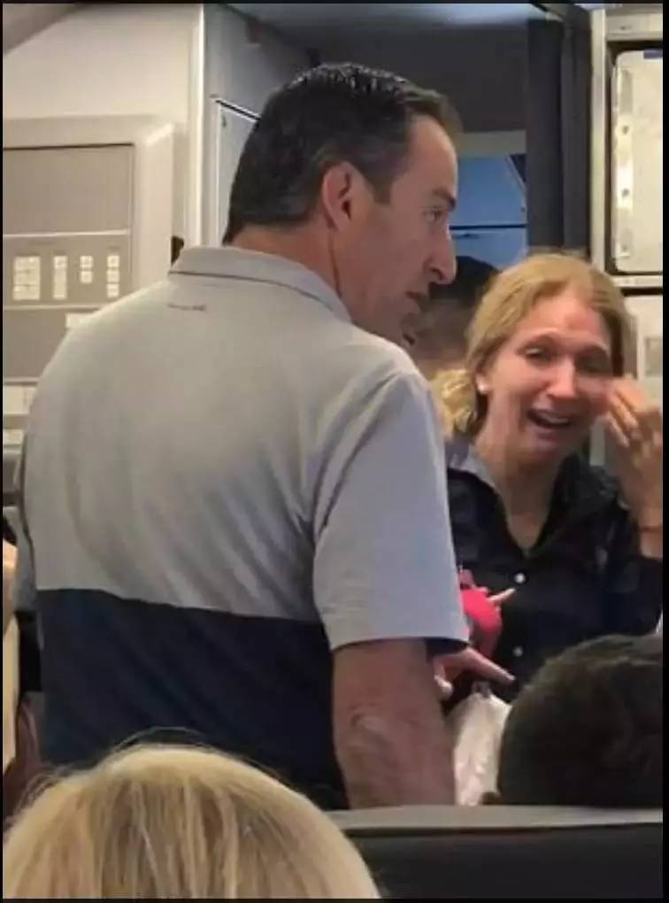 美国航空又出恶性事件！空乘抢夺婴儿车撞伤母亲，还约架乘客