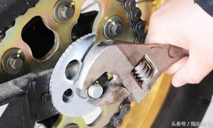 弯梁摩托车链条松紧怎么调,125摩托车链条怎么调松紧