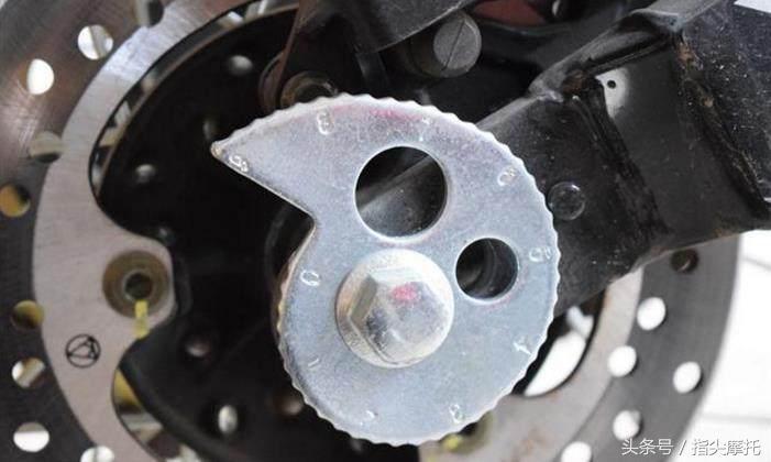 弯梁摩托车链条松紧怎么调,125摩托车链条怎么调松紧