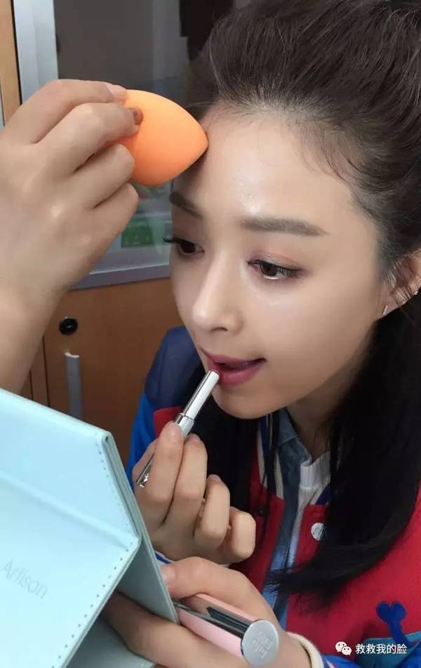 玻璃唇怎么涂才好看,今年流行的玻璃唇