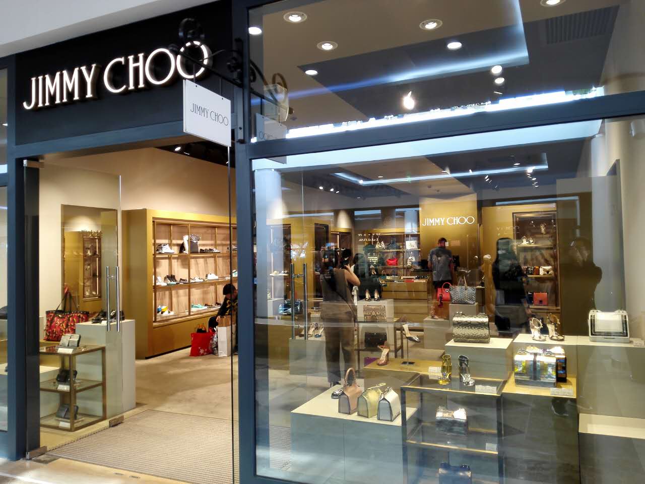 你还在找人名品代购？out了，隐藏在浦东乡村中的购物天堂