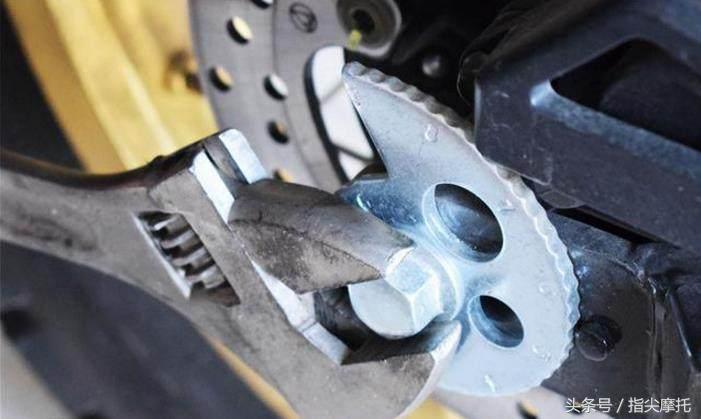 弯梁摩托车链条松紧怎么调,125摩托车链条怎么调松紧