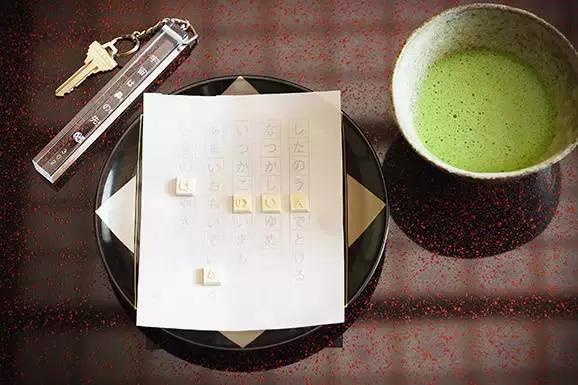 草间弥生跨界玩室内设计，你敢住进这样扎眼的房间吗？！