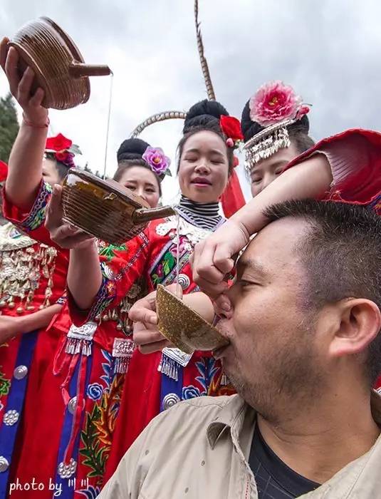 世界上最大的坑是什么,世界上最深的坑是什么坑