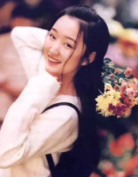 她曾是国民初恋，因谣言消失10年，如今45岁仍优雅甜美！