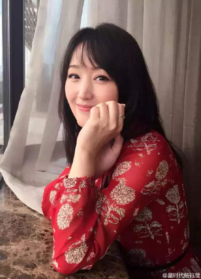 她曾是国民初恋，因谣言消失10年，如今45岁仍优雅甜美！