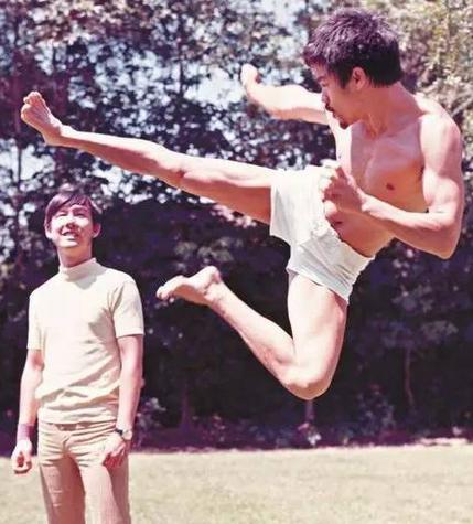 李小龙曾是“猩猩王”，女友众多，把弟踢到休克，其弟要全盘否定