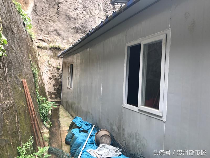 你怎么看？足球少年口渴难耐翻窗拿走8瓶水留下32块钱