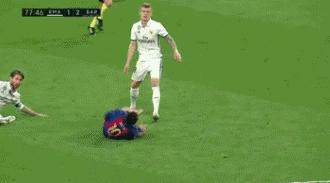 染血绝杀皇马达成500球里程碑，他强任他强巴萨有梅球王！