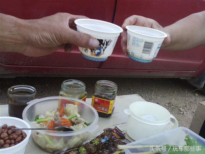 66岁老夫老妻自制房车旅游,60岁老夫妻自改房车自驾游