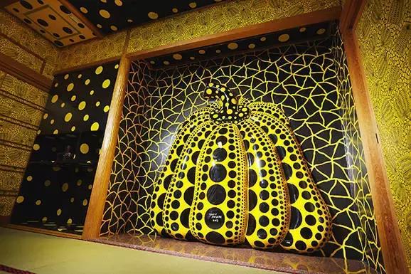 草间弥生跨界玩室内设计，你敢住进这样扎眼的房间吗？！