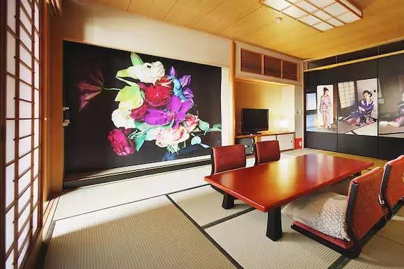 草间弥生跨界玩室内设计，你敢住进这样扎眼的房间吗？！