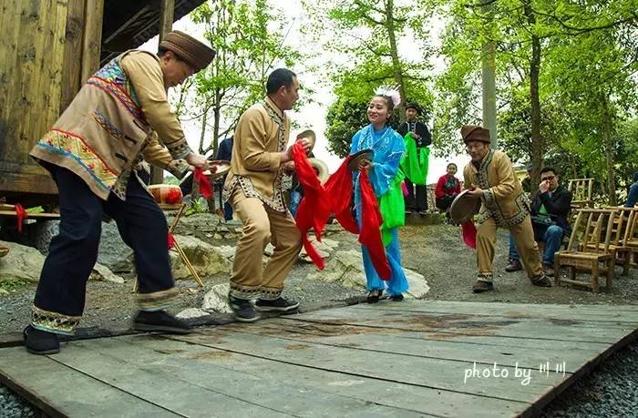 世界上最大的坑是什么,世界上最深的坑是什么坑