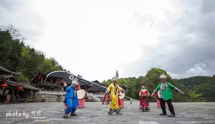 世界上最大的坑是什么,世界上最深的坑是什么坑