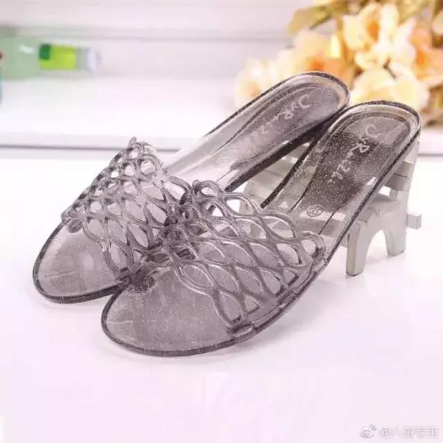 国外“天后”代言的潮鞋，怎么感觉就是街边常见的塑料拖鞋呢