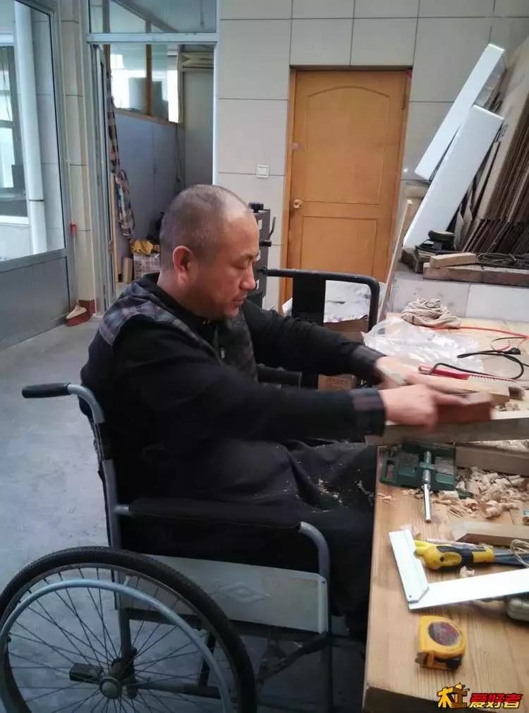 坐着轮椅入了坑——《轮椅上的木匠》