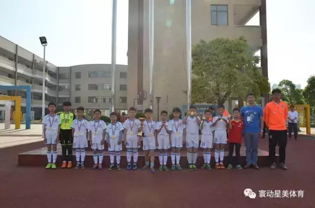 湘江新区校园足球联赛比赛,我们是冠军课间