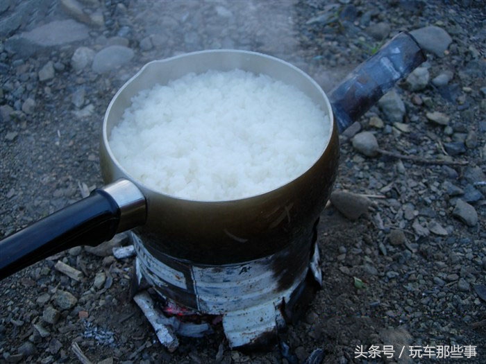 66岁老夫老妻自制房车旅游,60岁老夫妻自改房车自驾游