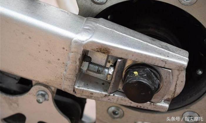 弯梁摩托车链条松紧怎么调,125摩托车链条怎么调松紧