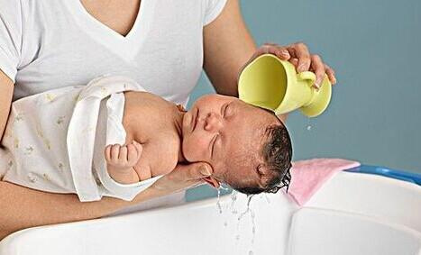 给宝宝洗澡要不要关门关窗,宝宝洗澡可以洗手吗