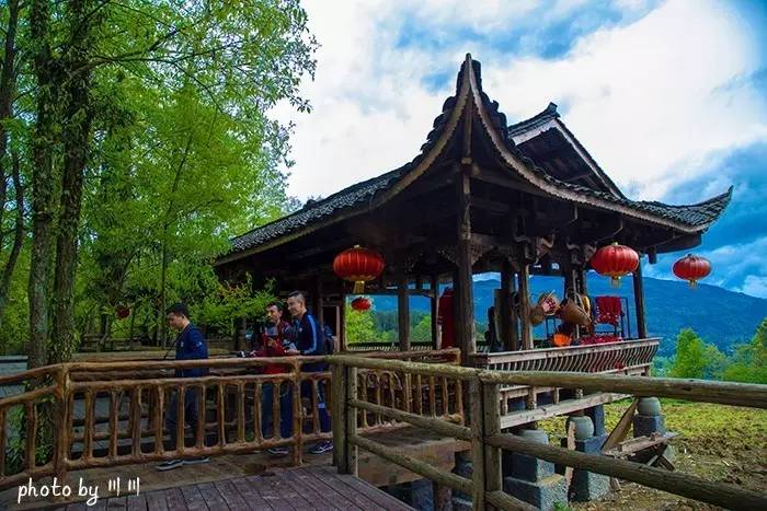 世界上最大的坑是什么,世界上最深的坑是什么坑