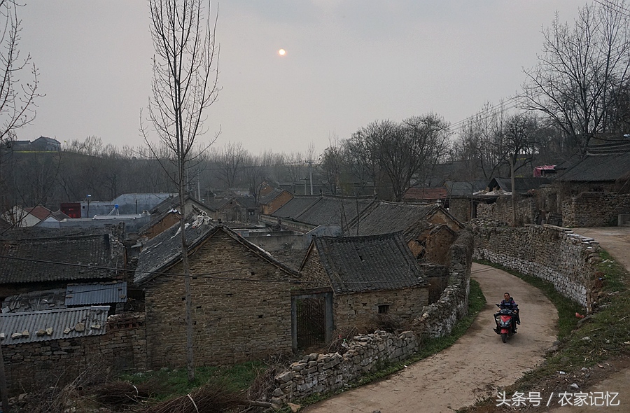 鲁山有个古村落，农村小学建支足球队，还挺像样