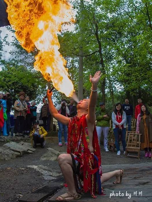 世界上最大的坑是什么,世界上最深的坑是什么坑