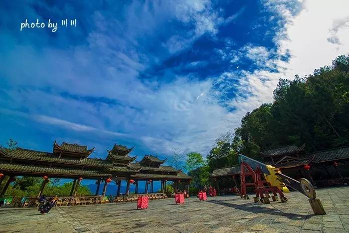 世界上最大的坑是什么,世界上最深的坑是什么坑