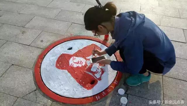 萌萌哒！新余某学校校园里的井盖换上”新衣服“啦，快来围观～