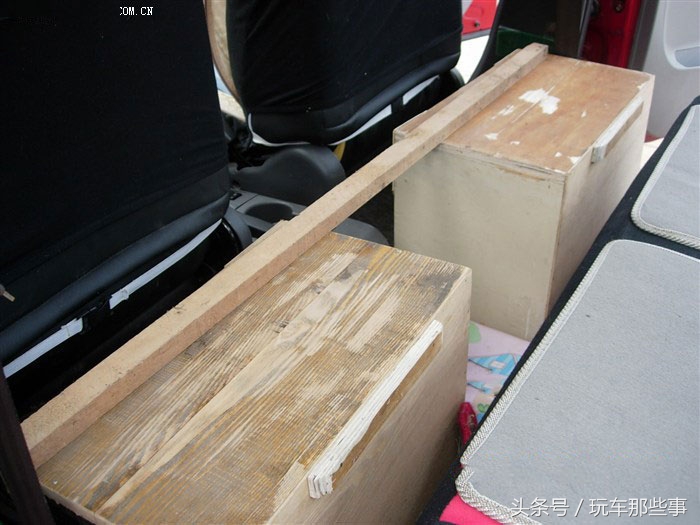 66岁老夫老妻自制房车旅游,60岁老夫妻自改房车自驾游