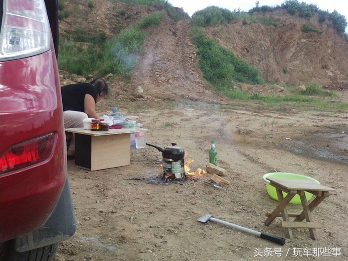 66岁老夫老妻自制房车旅游,60岁老夫妻自改房车自驾游