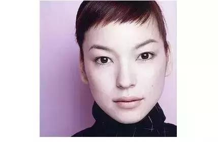 草间弥生跨界玩室内设计，你敢住进这样扎眼的房间吗？！