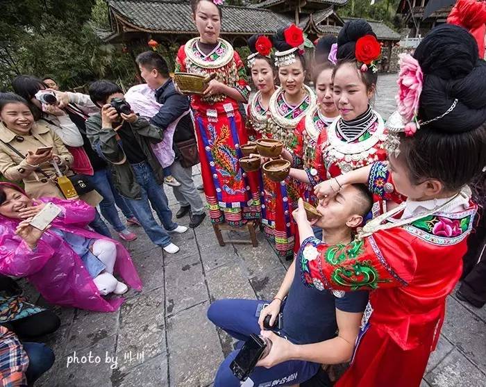 世界上最大的坑是什么,世界上最深的坑是什么坑