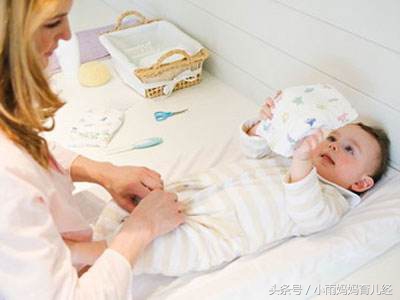 刚出生的婴儿换纸尿裤的正确方法,夜间换纸尿裤怎么不打扰孩子休息