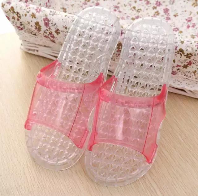 国外“天后”代言的潮鞋，怎么感觉就是街边常见的塑料拖鞋呢