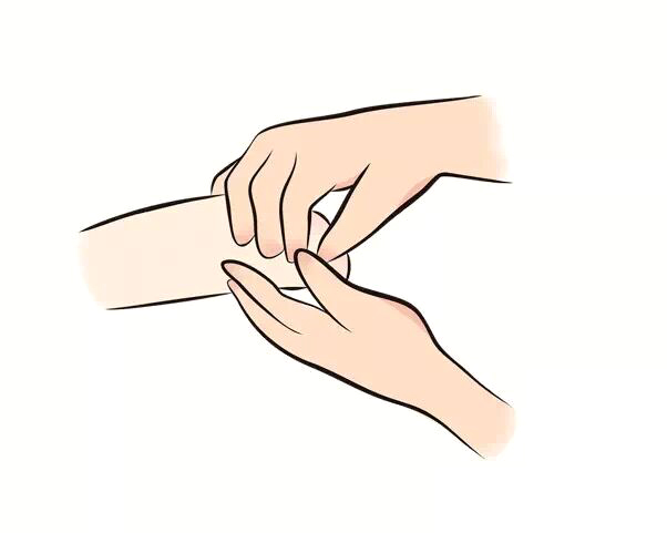 宝宝跌伤头部怎么办,宝宝摔倒坠床千万别做这三件事