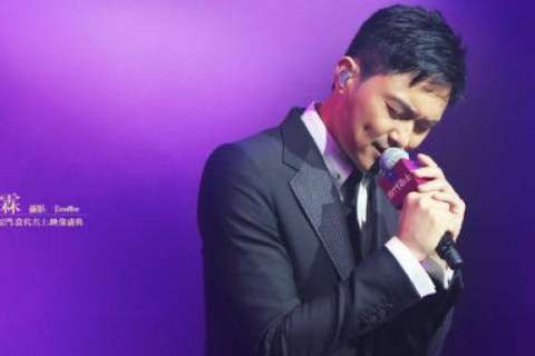 瞩目的不是新娘，伴郎才是亮点