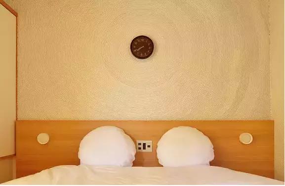 草间弥生跨界玩室内设计，你敢住进这样扎眼的房间吗？！