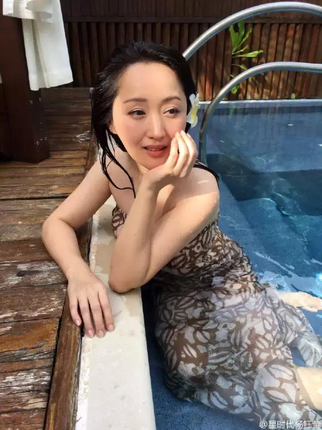 她曾是国民初恋，因谣言消失10年，如今45岁仍优雅甜美！