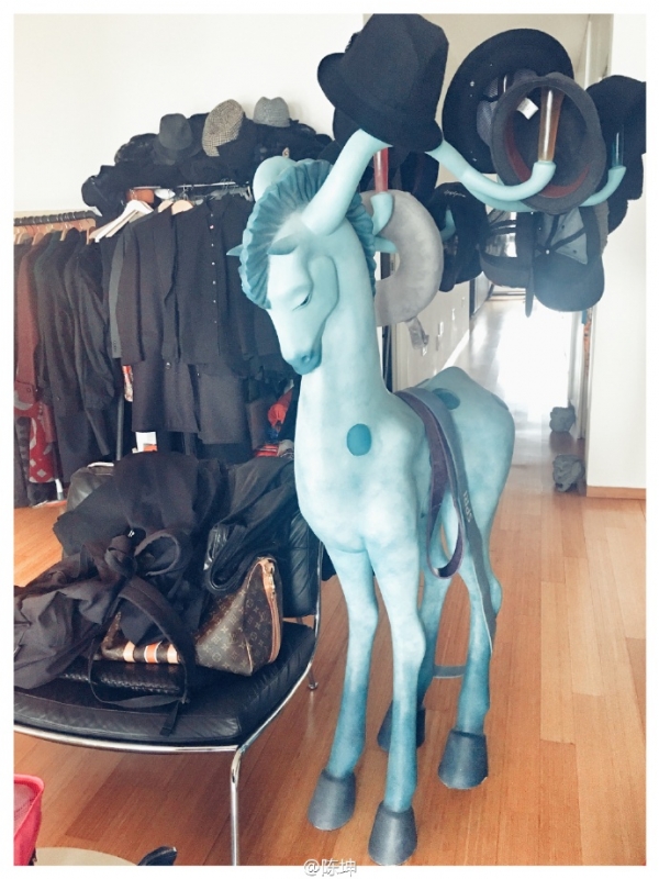 井柏然张若昀红毯,井柏然张若昀机场视频