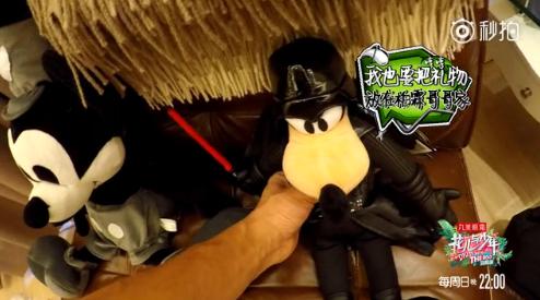 井柏然张若昀红毯,井柏然张若昀机场视频