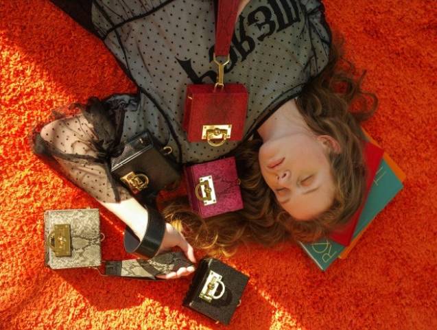 时髦又轻盈特别适合夏天的包包,告别土气包包