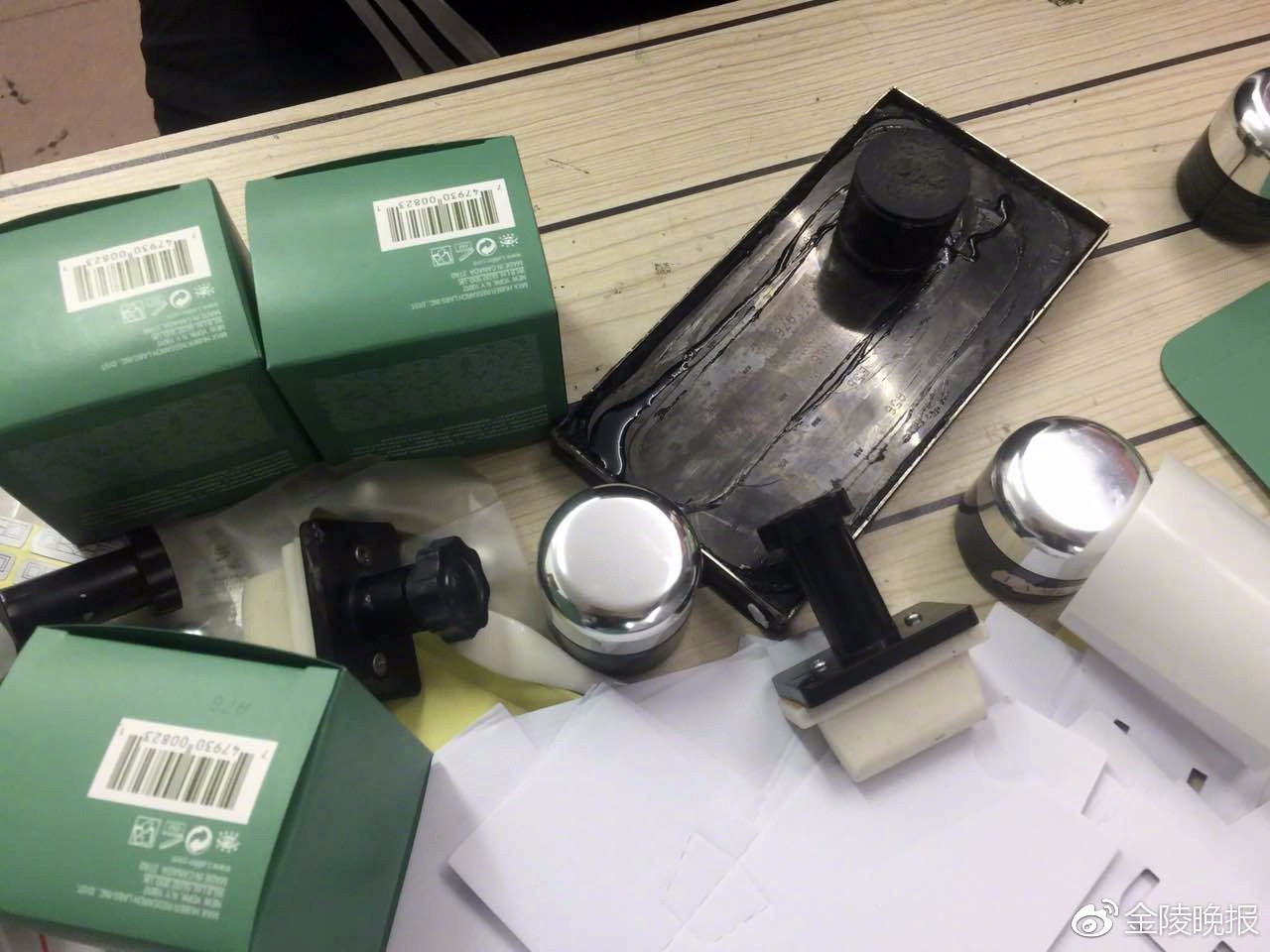 网售“高档化妆品”竟是在马桶边造的！这些网购便宜货，你还敢用吗？