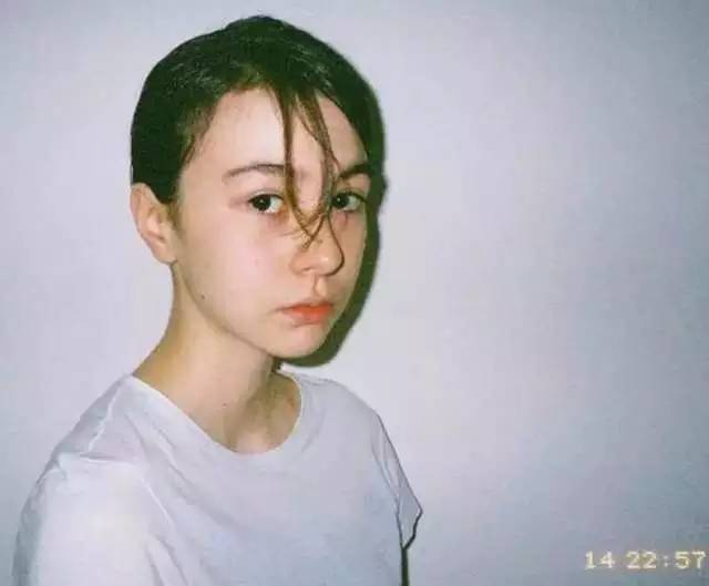 人见人爱！这个BOY风少女有点cool！