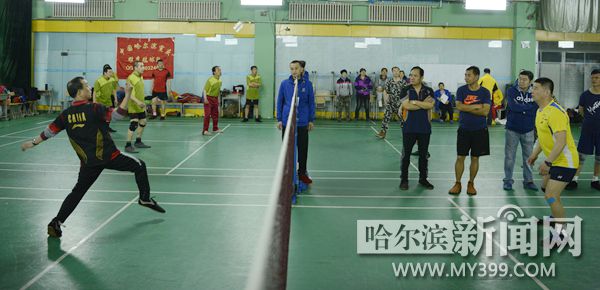 老顽童玩空竹杂技,花式足球老顽童